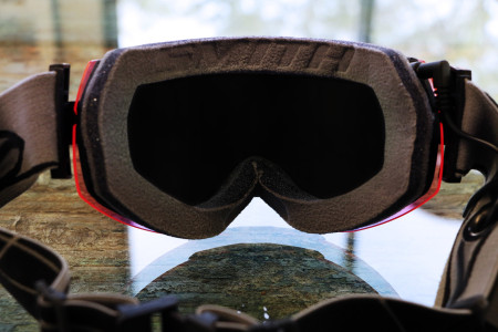 Černým kartonem překryté a oblepené lyžařské brýle